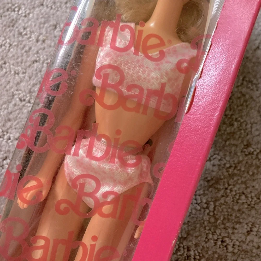 NIB Vintage 1987 Fun-to-Dress Barbie doll.